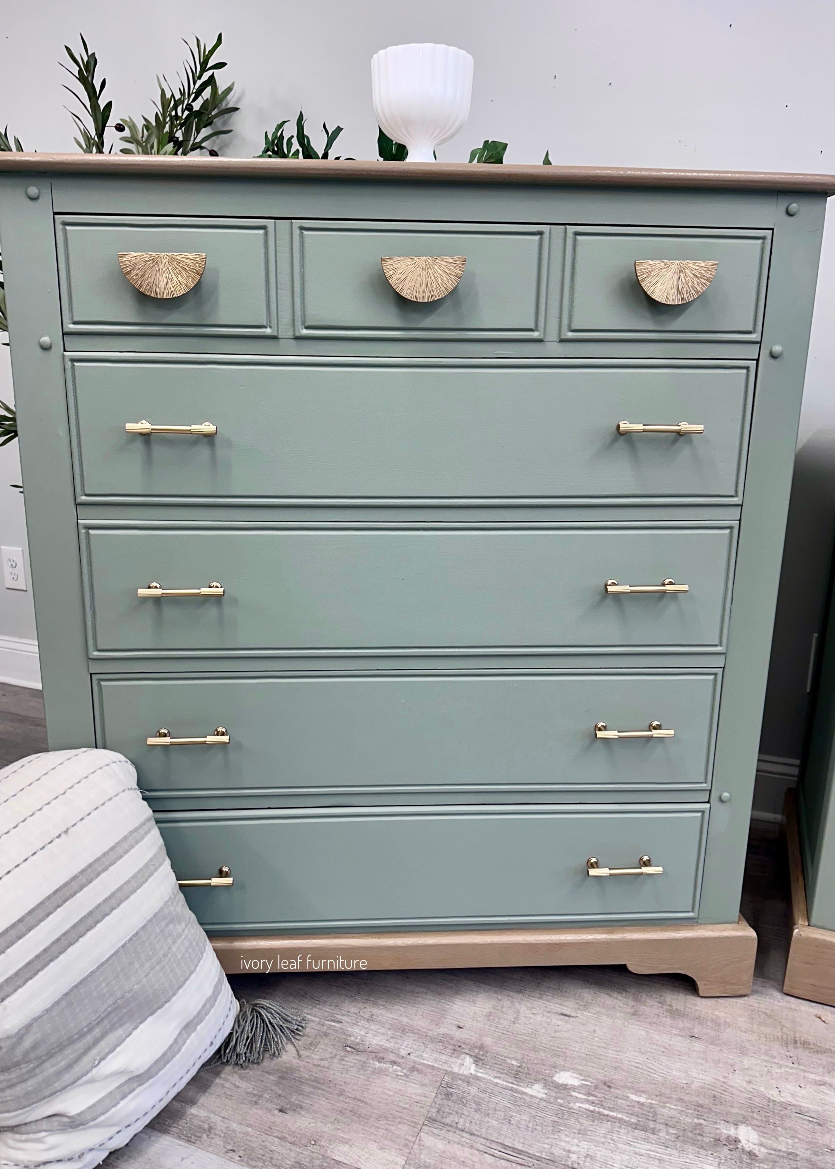 Solid Wood Link Taylor Bedroom Set – Refinished – 8 Drawer Dresser + Chest